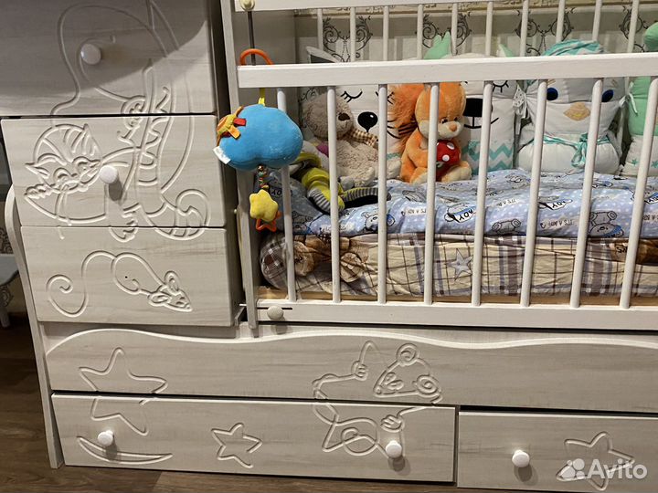 Детская кроватка с маятником и комодом