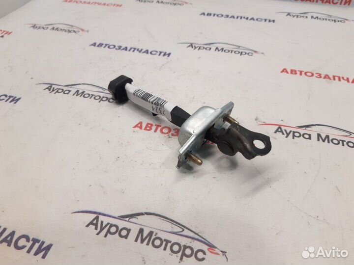 Ограничитель двери передний левый Toyota Vista