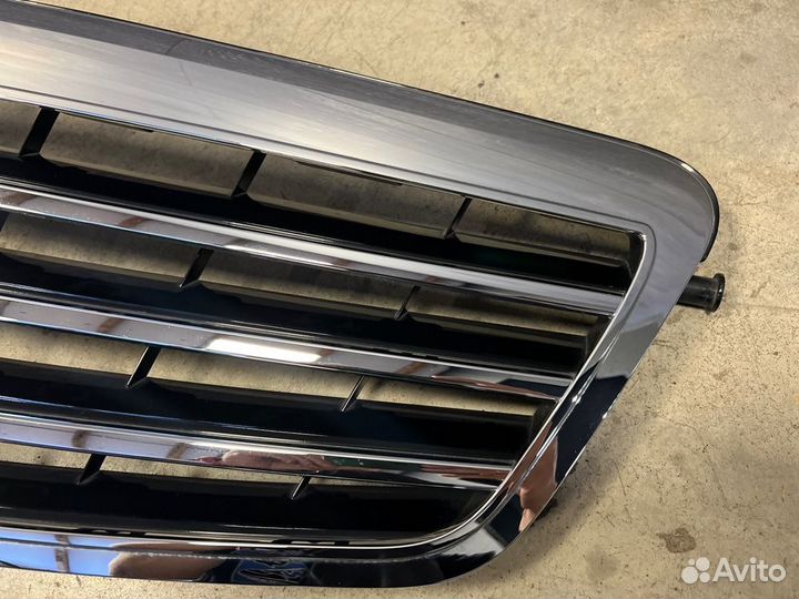 Решетка радиатора передняя Mercedes-Benz E-Class