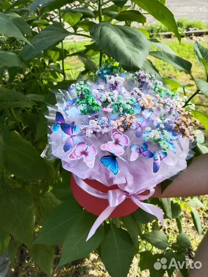 Букет из бабочек в шляпной коробке