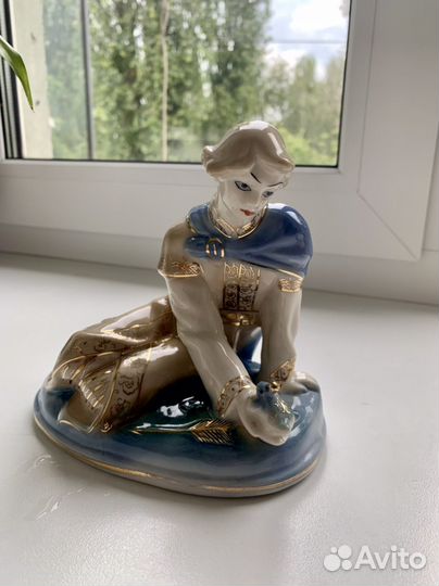 Фарфоровая статуэтка 