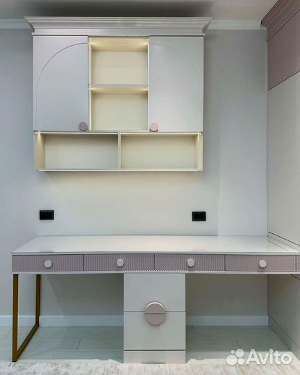 Рабочая зона у окна от производителя