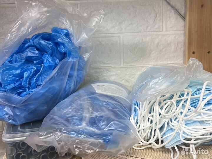 Бахилы и маски одноразовые