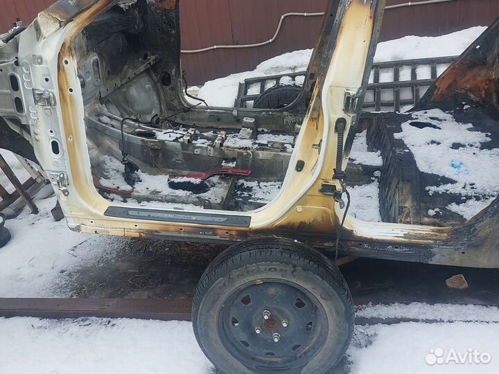 Nissan x trail t32- боковина левая