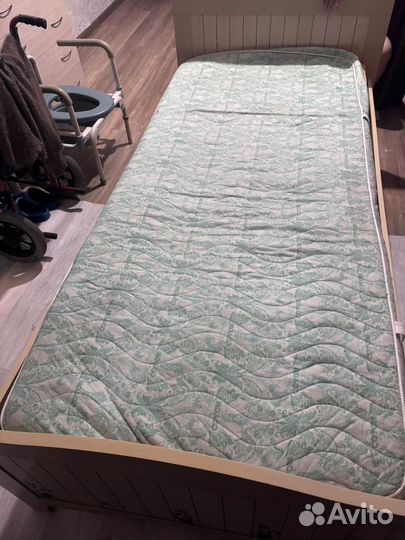 Кровать с матрасом