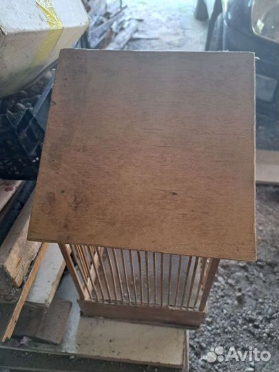 Деревянная клетка для птиц