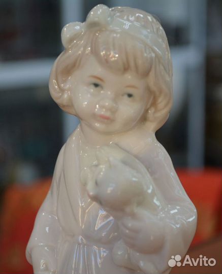 Фарфоровая статуэтка- девочка С котятами