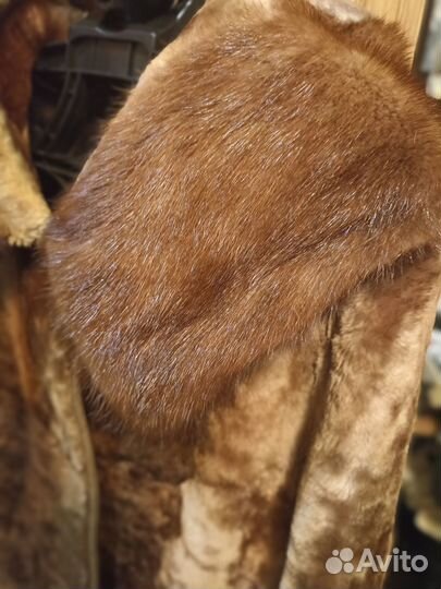 Шуба из мутона, капюшон отделан норкой