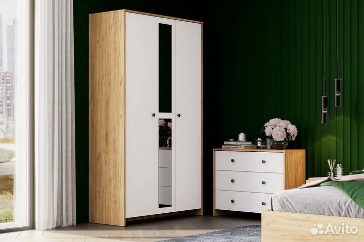 Шкаф трехстворчатый 