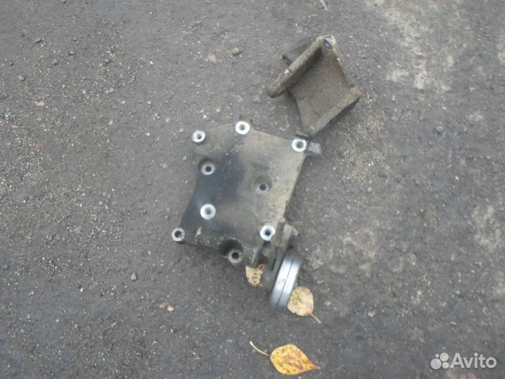 Кронштейн генератора Nissan Almera N16