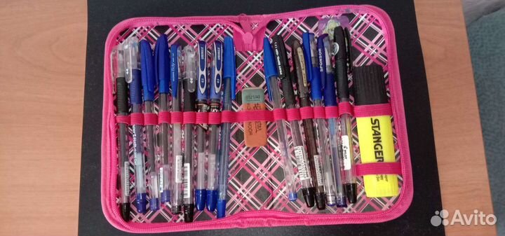 Набор шариковых и гелиевых ручек разных цветов