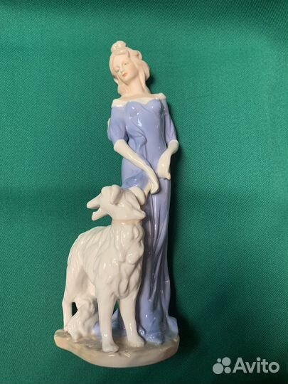 Фарфоровая статуэтка Дама с собакой
