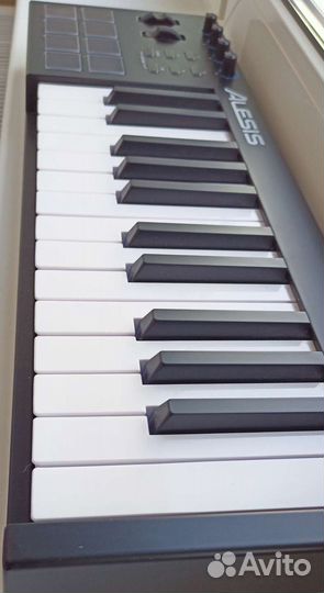 Миди клавиатура Alesis v25