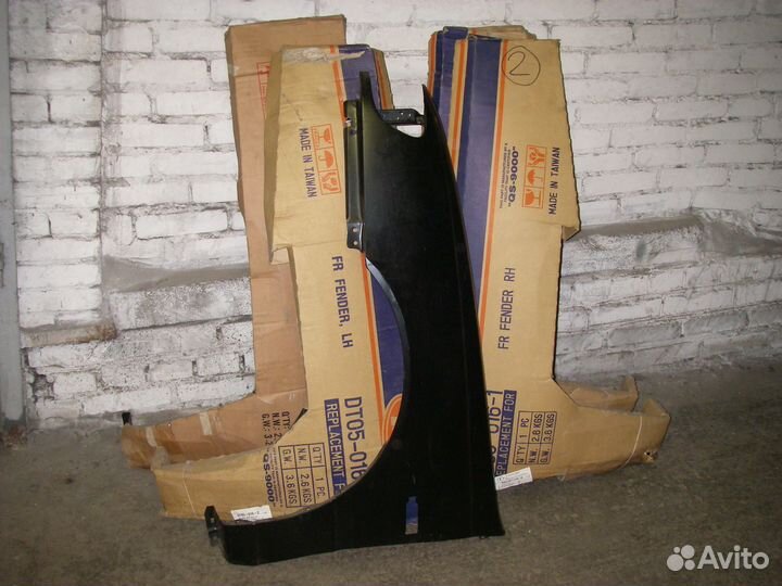 Крыло переднее Ниссан Sunny прав. и лев