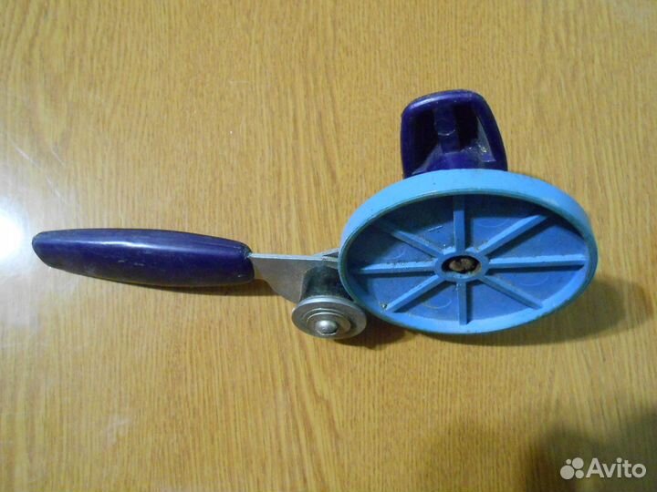 Закаточная машинка для банок в рабочем состоянии