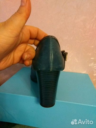 Тфли темно зеленого цвета с пряжкой 37 размер
