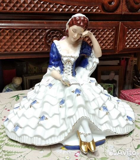 Статуэтка Девушка с книгой