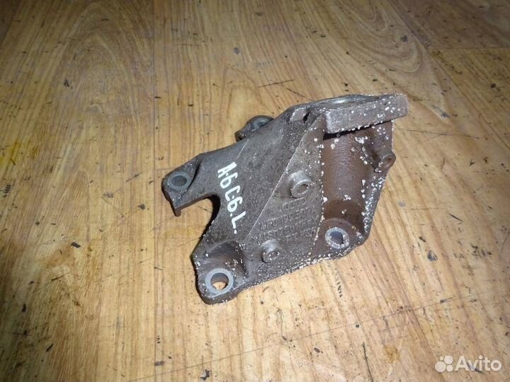 Кронштейн двигателя левый Audi A6 C6,4F 2004-20