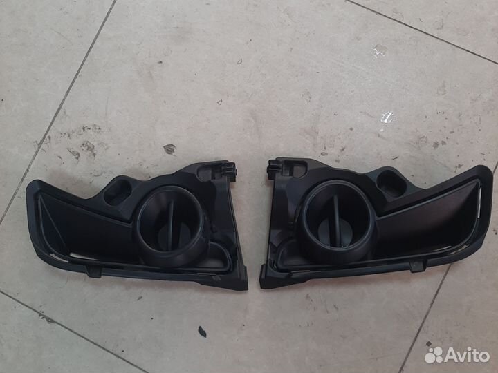 Заглушки птф фары в бампере левая и правая Toyotа