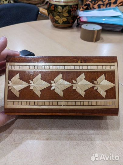 Деревянная шкатулка с соломкой