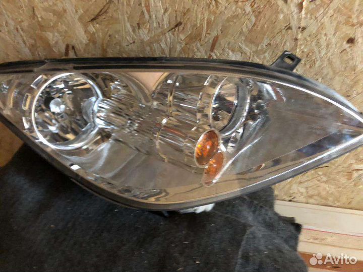 Правая фара на Mitsubishi Colt оригинал