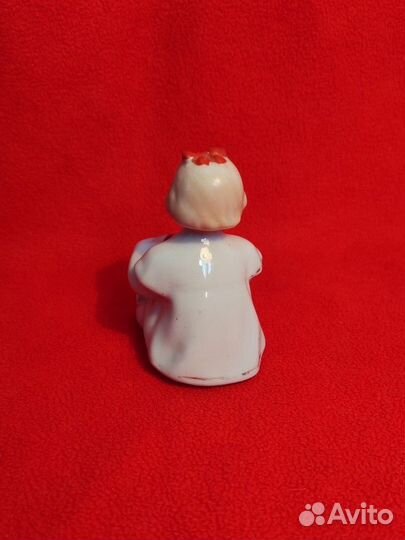 Фарфоровая статуэтка Девочка Таня с мячиком