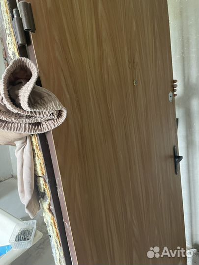 Дверь входная металлическая б/у