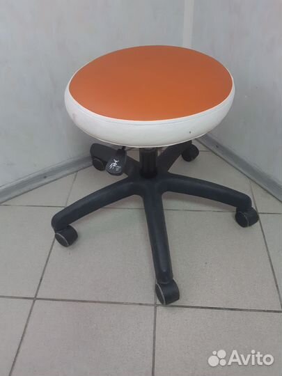Стул для мастера маникюра бу