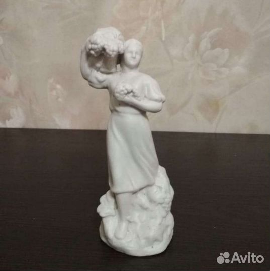 Фарфоровая статуэтка -Девушка с виноградом