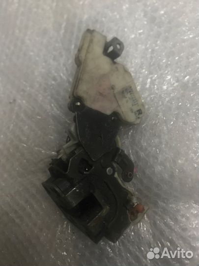 Замок двери задний правый Nissan Laurel HC34