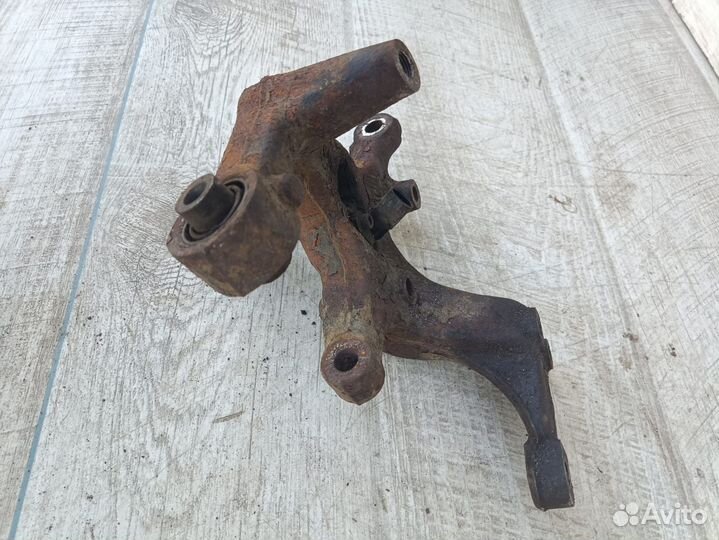 Кулак задний левый Octavia A5 Superb Jetta Golf