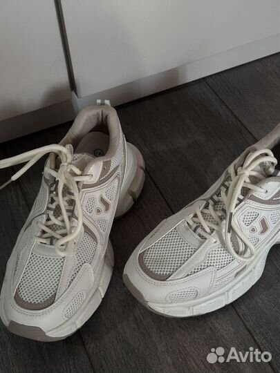 Кроссовки женские