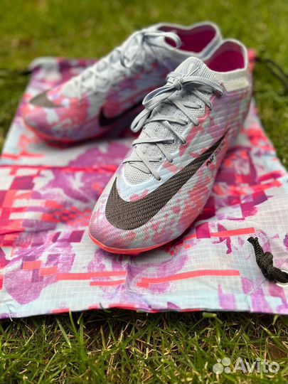 Футбольные бутсы Nike