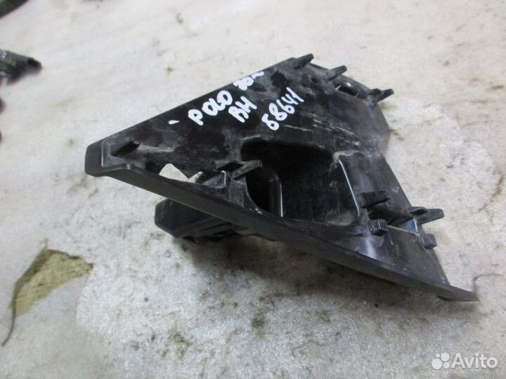 Кронштейн решетки радиатора правый VW Polo (RUS) 2