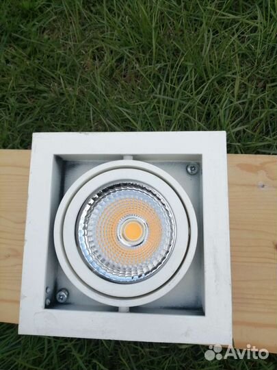 Светильник встраиваемый точечный