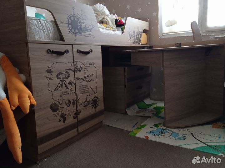 Детская кровать с выдвижным столом