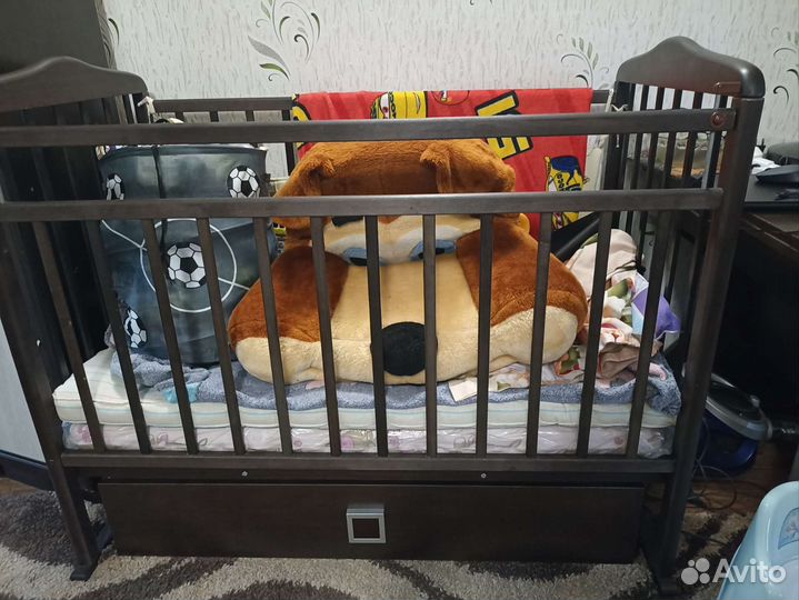 Детская кроватка с поперечным маятником