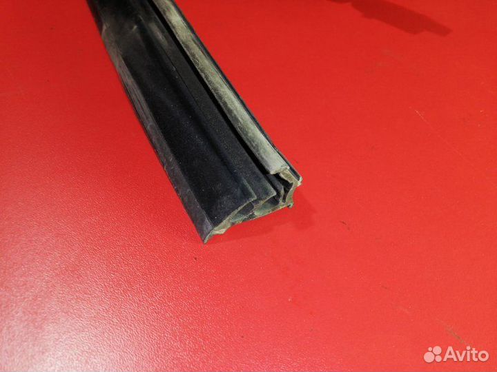 Уплотнитель стекла двери задний левый Volkswagen