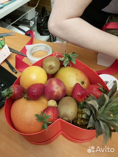 Корзины подарочный из фруктов и ягод 2500