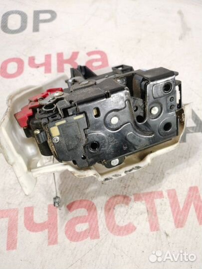 Замок боковой двери передний левый Volkswagen Golf