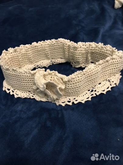 Бант на резинке для конверта на выписку вязанный