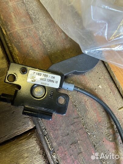 Крюк капота bmw f10 в сборе