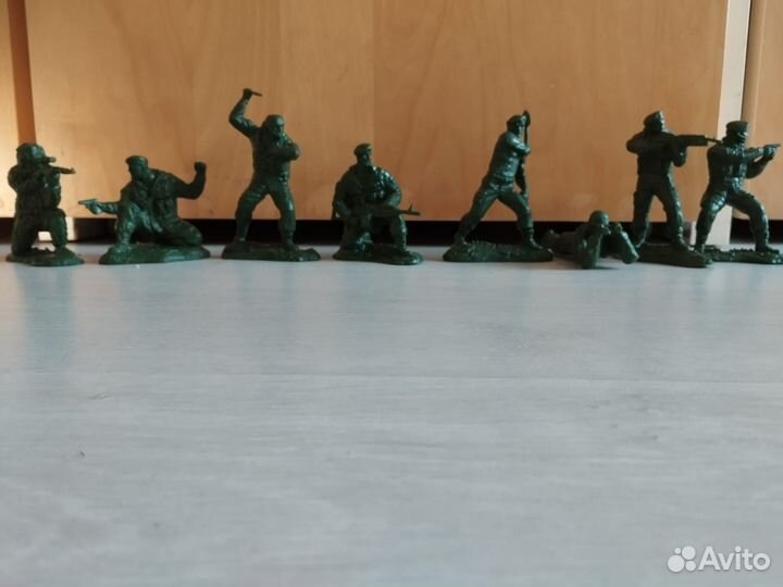 Солдатики 8 штук