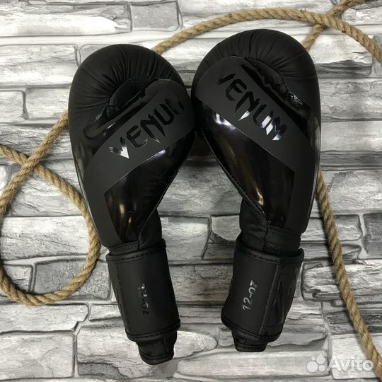 Боксерские перчатки Venum