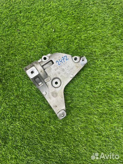 Кронштейн компрессора кондиционера Volkswagen Golf