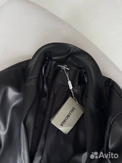 Крутой женский тренч Balenciaga (мода 2025)