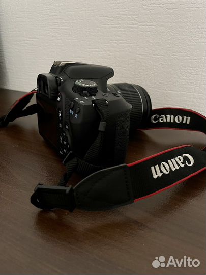 Зеркальная камера Canon EOS 1300D Kit