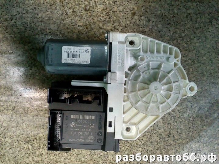 Моторчик стеклоподъемника передний левый