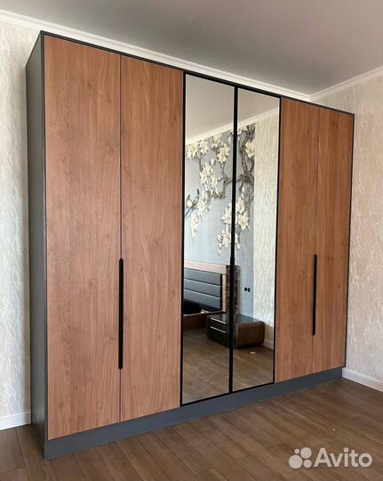 Распашной шкаф