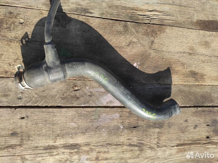 Патрубок системы охлаждения Volkswagen Passat B3